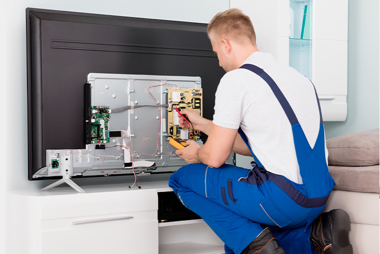 Técnico reparando televisor